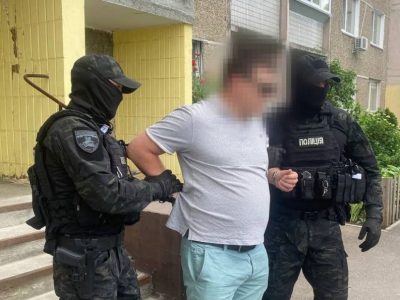 В Киеве полицейский за деньги обещал закрыть уголовное дело